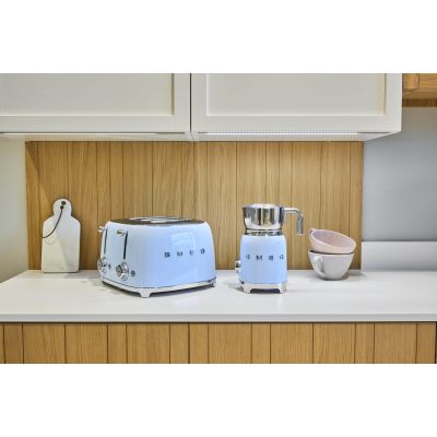 6. Toster SMEG model TSF03PBEU pastel blue
