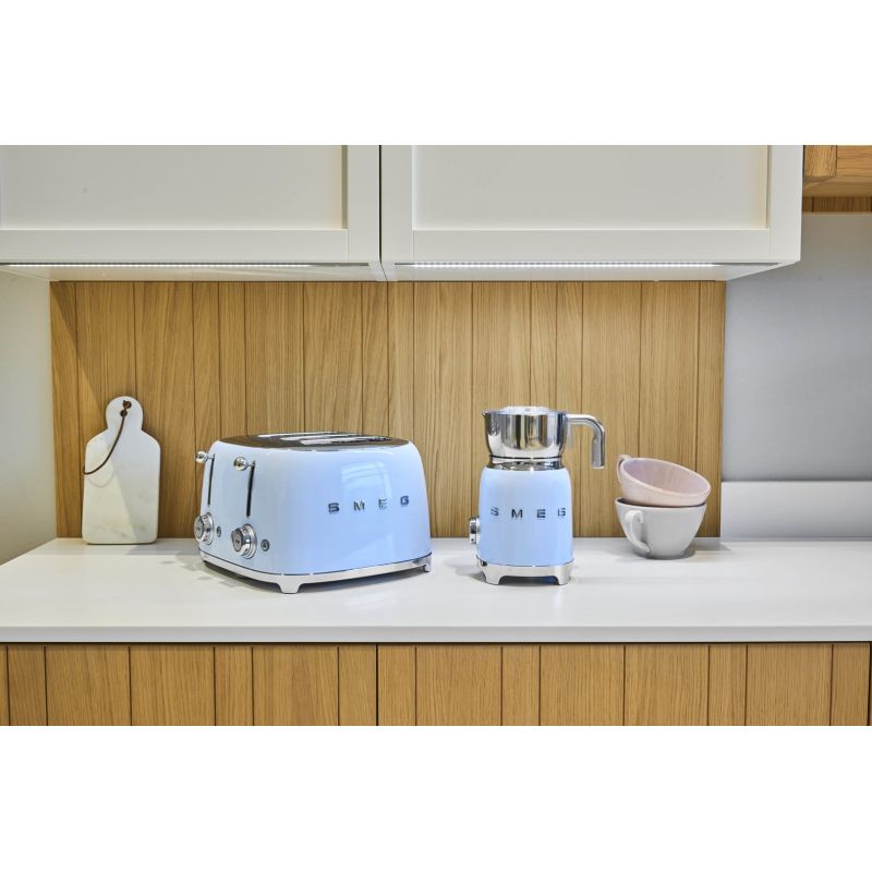 6. Toster SMEG model TSF03PBEU pastel blue