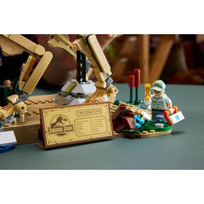 21. LEGO Jurassic World 77985 - Szkielety dinozaurów: Triceratops