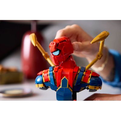 6. LEGO Marvel Super Heroes 76326 Popiersie Iron Spider-Mana