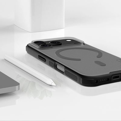 20. Etui Nillkin Super Frosted Shield Pro kompatybilne z MagSafe na iPhone 17 Pro - przezroczyste czarne