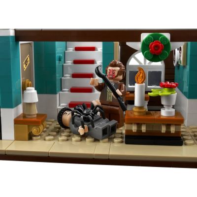 6. LEGO Ideas 21330 Kevin sam w domu