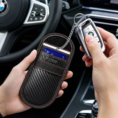 5. Etui antykradzieżowe Tech-Protect KLR100 RFID - czarno-czerwone