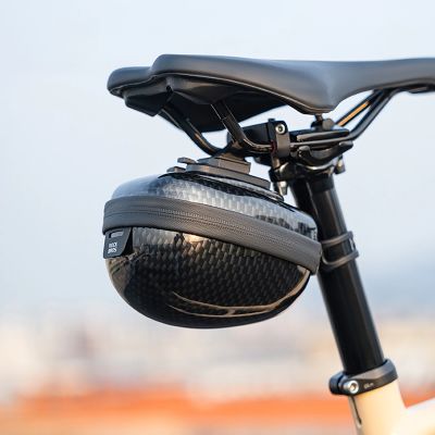 4. Torba podsiodłowa Rockbros sztywna, hard shell, kompaktowa, pojemność 0,4l - wzór carbon