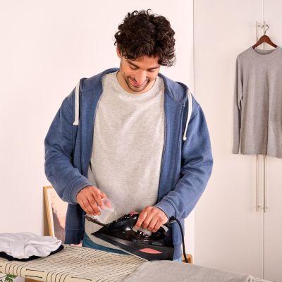 7. Żelazko parowe Black+Decker BXIR3000E (3000W; czarny)