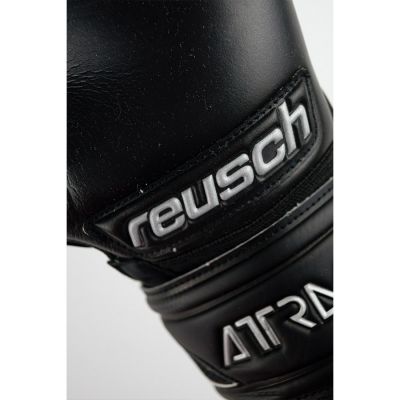 6. Rękawice bramkarskie Reusch Attrakt Freegel Infinity M 53 70 735 7700