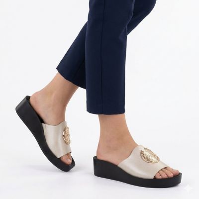 5. Klapki damskie na platformie złote Potocki 43326