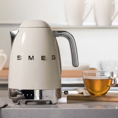 42. Czajnik elektryczny SMEG KLF04CREU kremowy