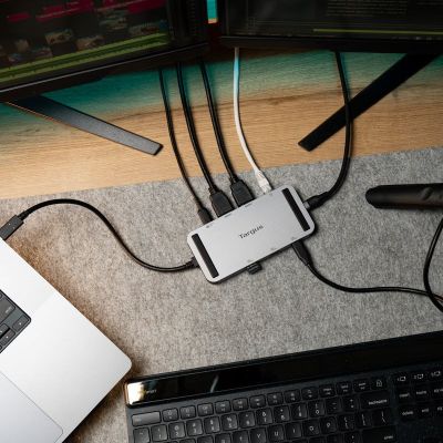 3. Targus DOCK429GL stacja dokująca Przewodowa USB4 Srebrny
