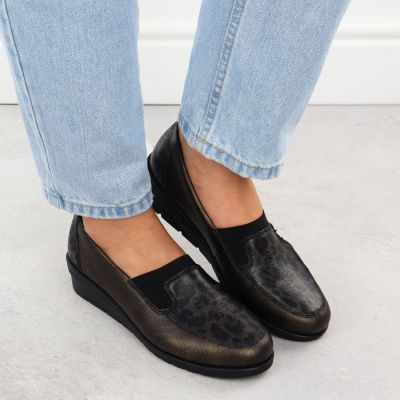 7. Skórzane półbuty damskie na koturnie brązowe Rieker L5351-90