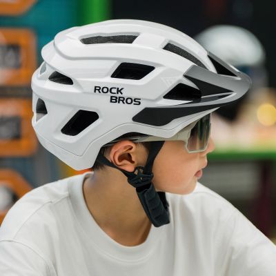3. Kask rowerowy Rockbros LK-67 młodzieżowy z odpinanym daszkiem 54–58 cm - biały