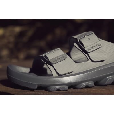 14. Klapki Birkenstock Mogami Terra Stealth 2-Strap 1029595
