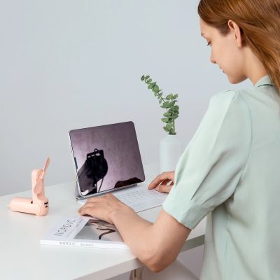 3. Mini wentylator Jisulife Handheld Fan Life8 przenośny wiatraczek USB z funkcją powerbanka 2000mAh i latarką - różowy