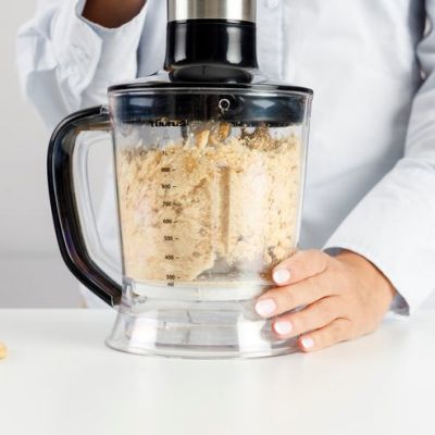11. Blender ręczny z akcesoriami Taurus 1500W (choper, trzepaczka,stalowa końcówka, miarka)
