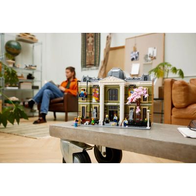 10. LEGO Icons 10326 Muzeum Historii Naturalnej