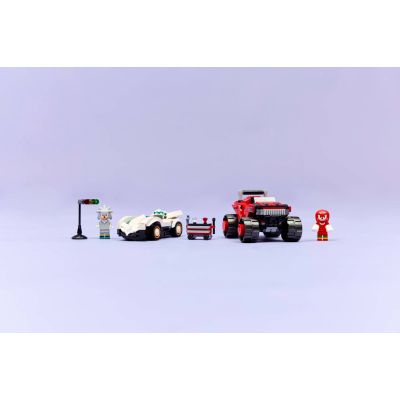 12. LEGO Sonic the Hedgehog 77118 - Silver w samochodzie kontra Knuckles w monster trucku