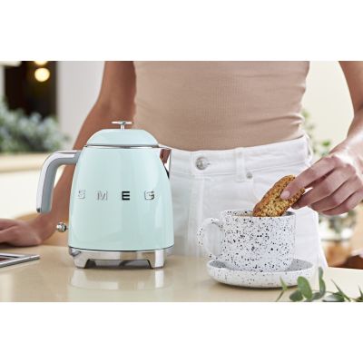 44. Czajnik SMEG model KLF05PGEU mini 0,8L pastelgreen