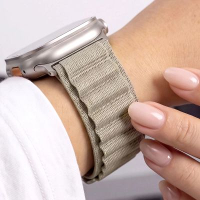 8. Pasek Tech-Protect Nylon Pro na Apple Watch 44 / 45 / 46 / 49 mm - beżowo-oliwkowy