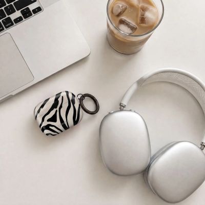 8. Etui Tech-Protect Lamano na AirPods Pro 3 - czarno-beżowe