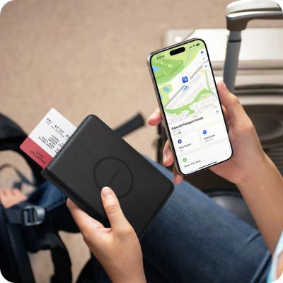3. Satechi FindAll Passport Cover - etui na paszport ze skóry wegańskiej z lokalizatorem kompatybilne z Apple Find My (black)