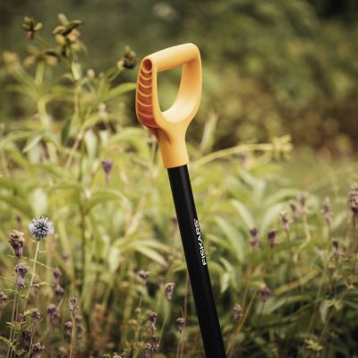 6. Szufla FISKARS SOLID 1003457 łopata metalowa 1270mm, rączka D