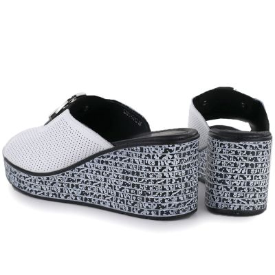 3. Skórzane klapki damskie na koturnie białe S.Barski 7012