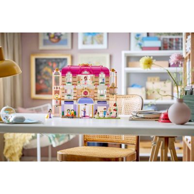 33. LEGO Friends 42704 - Grand Hotel w mieście Heartlake