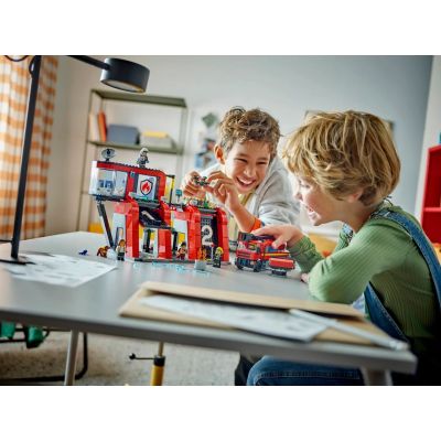 19. LEGO City 60414 Remiza strażacka z wozem strażackim