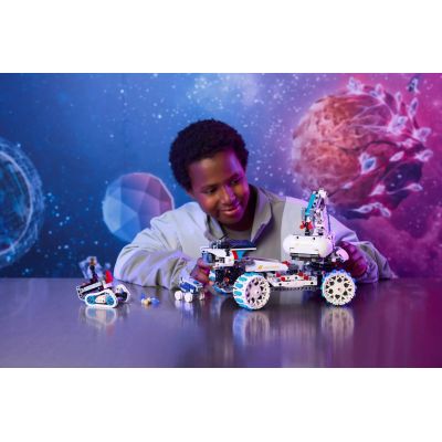 4. LEGO Technic 42211 - Kosmiczny łazik księżycowy Lunar Outpost
