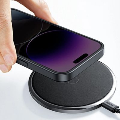 9. Ugreen LP635 Kickstand Protective Case sztywne etui z żelową ramką i wbudowaną podstawką do iPhone 14 Pro czarny (90926)