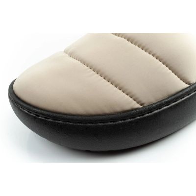 6. Crocs buty męskie papcie Classic Puff Moc kapcie beżowe ocieplane