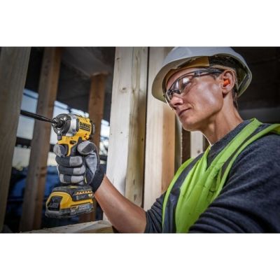 4. Zakrętarka udarowa 2x1.7Ah 208Nm DeWALT