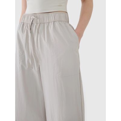 2. Spodnie damskie casual z szerokimi nogawkami 4F 4FWSS25TTROF1012-83S