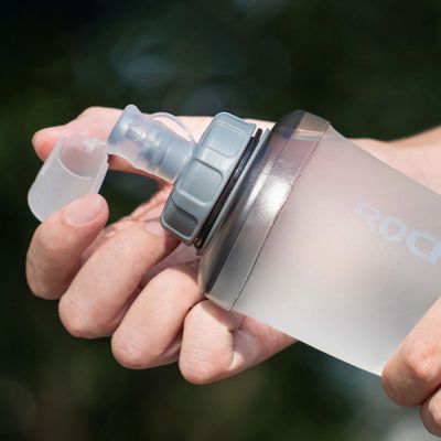 4. Bukłak Rockbros 350017001 soft flask miękki bidon do biegania 500 ml - biały