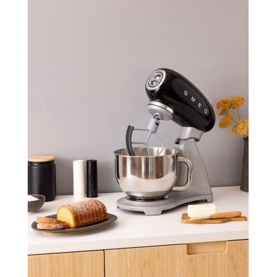 15. Robot kuchenny SMEG SMF04BLEU
