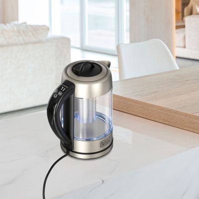 7. Czajnik elektryczny Black+Decker BXKE2205E