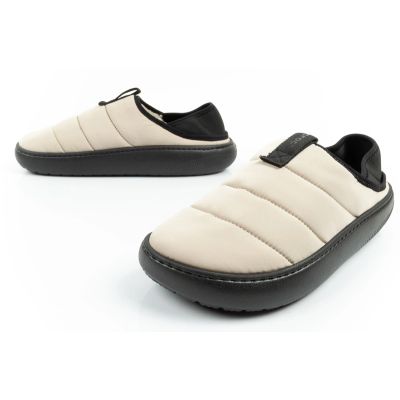 8. Crocs buty męskie papcie Classic Puff Moc kapcie beżowe ocieplane