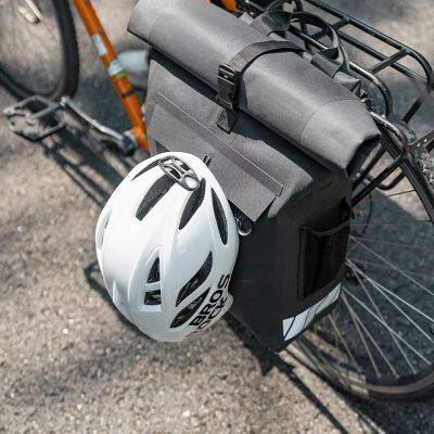 3. Sakwa rowerowa Rockbros z funkcją plecaka, wodoodporna, z zaczepem na kask 18l - czarna