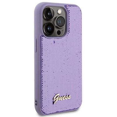 4. Etui Guess Sequin Script Metal na iPhone 15 Pro - fioletowe