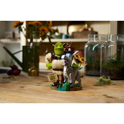 12. LEGO Icons 72423 - Shrek, Osioł i Kot w butach