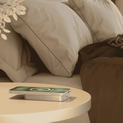6. ZENS Slim Qi2 Aluminium Powerbank - magnetyczny powerbank 10000 mAh kompatybilny z MagSafe i Qi2 (white)