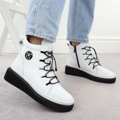 6. Skórzane botki damskie na koturnie białe Filippo DBT7416