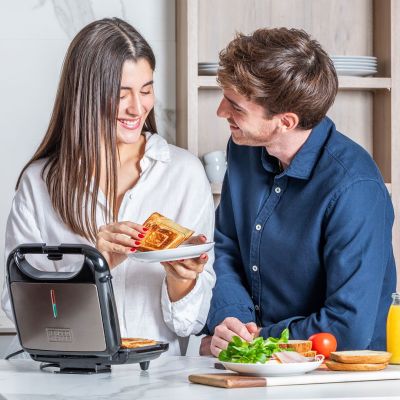 9. Opiekacz do kanapek Black+Decker BXSA753E