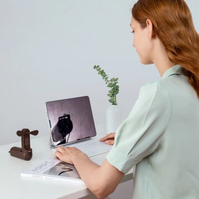 4. Mini wentylator Jisulife Handheld Fan Life8 przenośny wiatraczek USB z funkcją powerbanka 2000mAh i latarką - brązowy