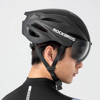 3. Kask rowerowy Rockbros z szybką, odpinane okulary z ochroną UV, unisex - zielony