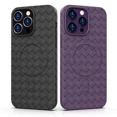 5. Plecione etui MagSafe Woven Case do iPhone 15 Pro - fioletowe