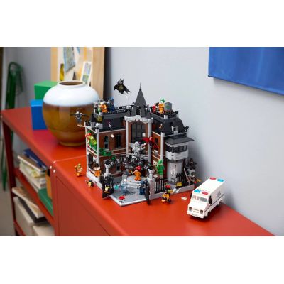 8. LEGO DC Super Heroes 76300 Arkham Asylum