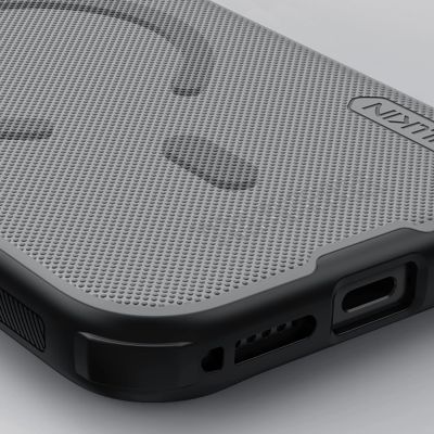 8. Etui Nillkin Super Frosted Shield Pro kompatybilne z MagSafe na iPhone 17 Pro - przezroczyste czarne
