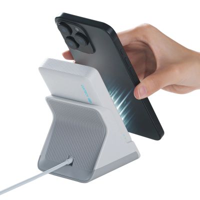 7. Powerbank Cuktech WPB100N 20 W 10000 mAh magnetyczny z podstawką - biały