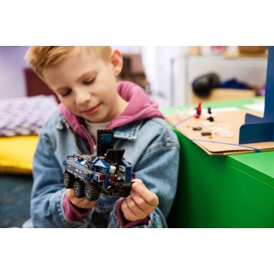 11. LEGO Marvel Super Heroes 76349 - Poscig Spider-Mana z więźniarką